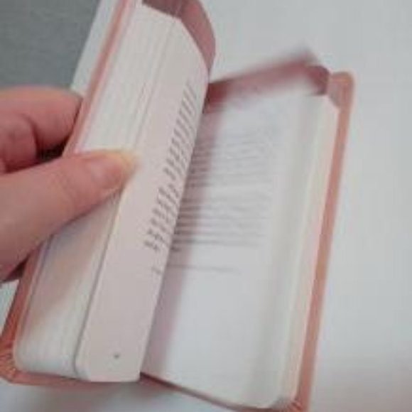 Jesus Calling Daily Devotional book Sarah Young - Picture 3 of 4